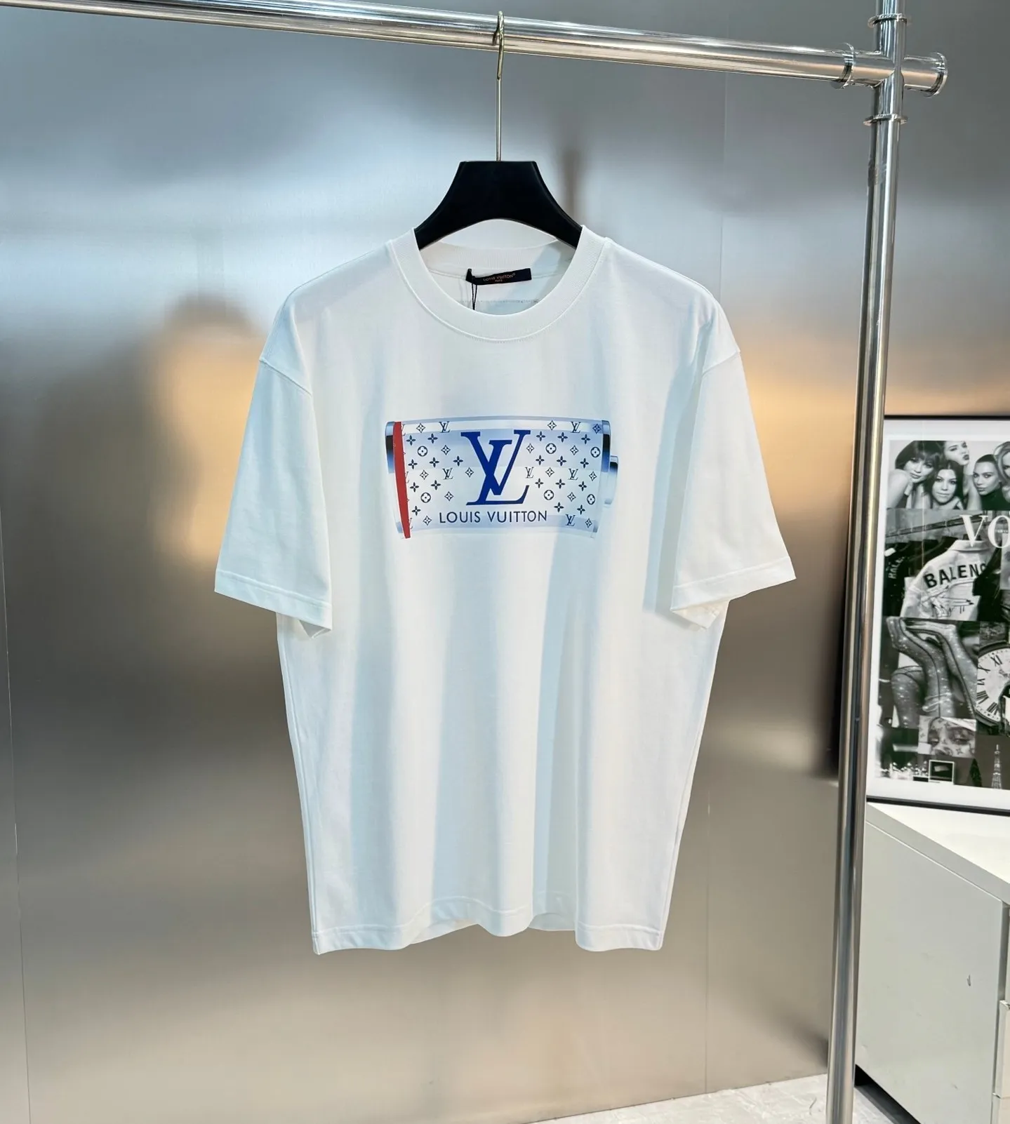 🅿️190 LV 25s new trendy brand T-shirt. Same style for men and women ~ bright 🔋 shape. Fashion trend. Made of new 250g pure cotton fabric. The upper body is also very comfortable. Classic LV letter heat transfer design on the chest. Textured pattern with hot diamond layered embellishment design. Three-dimensional undulations, visual and hand feel are all given to you! All three standards. Color: black. White. Size: s-xxl